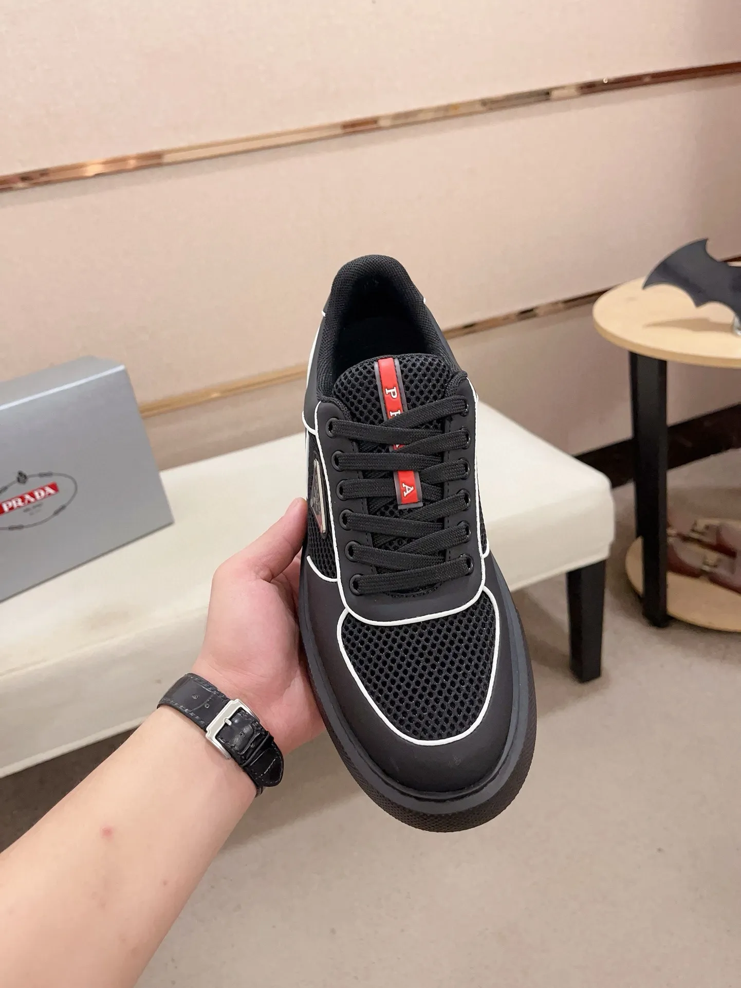 Men's shoes 💰 580💰 ✔️✔️✔️High-quality new PRADA counters are launched at the same time. The new men's shoes and 😘fabrics are selected from first-layer cowhide and are made by pure handicrafts. Lining: Full cowhide lining. 👍🏿 High-end ☄️ air-cushion molded anti-slip rubber outsole, exquisite lines, simple and elegant, comfortable and high-end for leisure travel. Code number: 38 to 44 (45 can be customized)